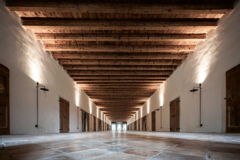 Der 50 Meter lange, saalartige Flur im ersten Stock mit seinem originalen Steinboden und den Deckenbalken wurde nur behutsam renoviert. Rechts und links davon befinden sich die neuen Zimmer, für die jeweils zwei ehemalige Klosterzellen zusammengelegt wurden.