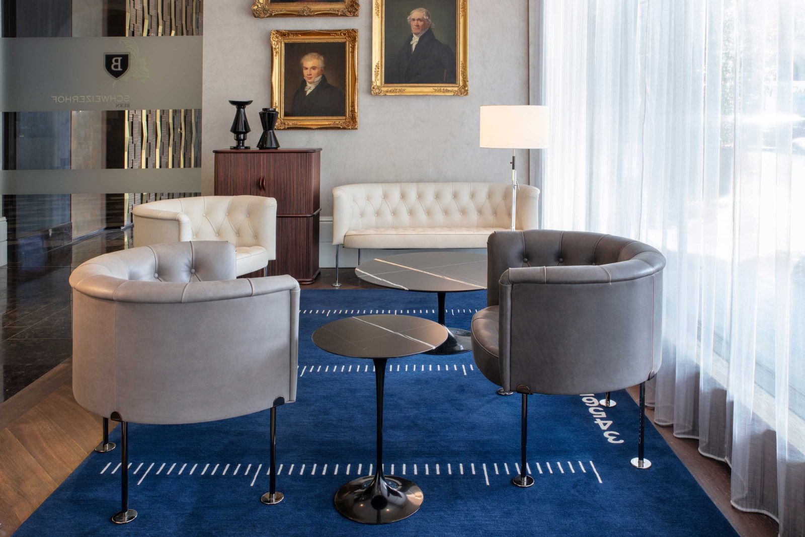 Das Hotel Schweizerhof Bern & Spa empfängt seine Gäste mit Designgeschichte. Die Lobby ist mit Design-Ikonen aus der Anfangszeit von Teo Jakob ausgestattet. Zu sehen sind unter anderem der Teppich «Centimeter Rug» von Eileen Gray (ClassiCon), Sofa, Sessel und Rollladenschrank von Trix & Robert Haussmann (Walter Knoll und Rö), Beistelltische von Eero Saarinen (Knoll International) oder die Stehleuchte «HE» von Hans Eichenberger (Arber GmbH). Die Vasen stammen von der Berner Keramikkünstlerin Margrit Linck (Linck Keramik).