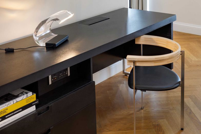 Jede Epoche hat ihre eigenen Formen und Materialien. Die Schreibtischleuchte «Acrillica» von Joe Colombo ist ein Zeitdokument der 60er Jahre, in denen der Aufbruch in die Raumfahrt begann. Der Stuhl «PK11» wurde 1957 von Poul Kjærholm für den Hersteller Fritz Hansen entworfen.