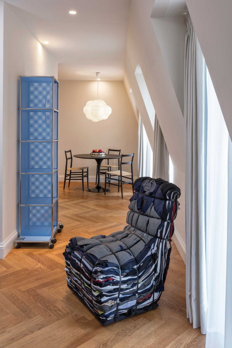 Der USM Klassiker, 1963 von den Schweizer Architekten und Ingenieuren Fritz Haller und Paul Schaerer entworfen, wurde vom Kreativdirektor und Designer Ben Ganz als Hommage an den Geist von New York neu konfiguriert. Das Regal «Tower a (High-Rise)» ist eine limitierte Edition. Im Hintergrund: Der Tisch «Tulip» des Designers Eero Saarinen, um 1955 entworfen und von Knoll International produziert, die Stühle «Superleggera 699» des Designers Gio Ponti für den Hersteller Cassina, ebenfalls von 1955, und die «Cloud»-Leuchte des Herstellers Wohnbedarf, um 1970 von Susi und Ueli Berger entworfen.