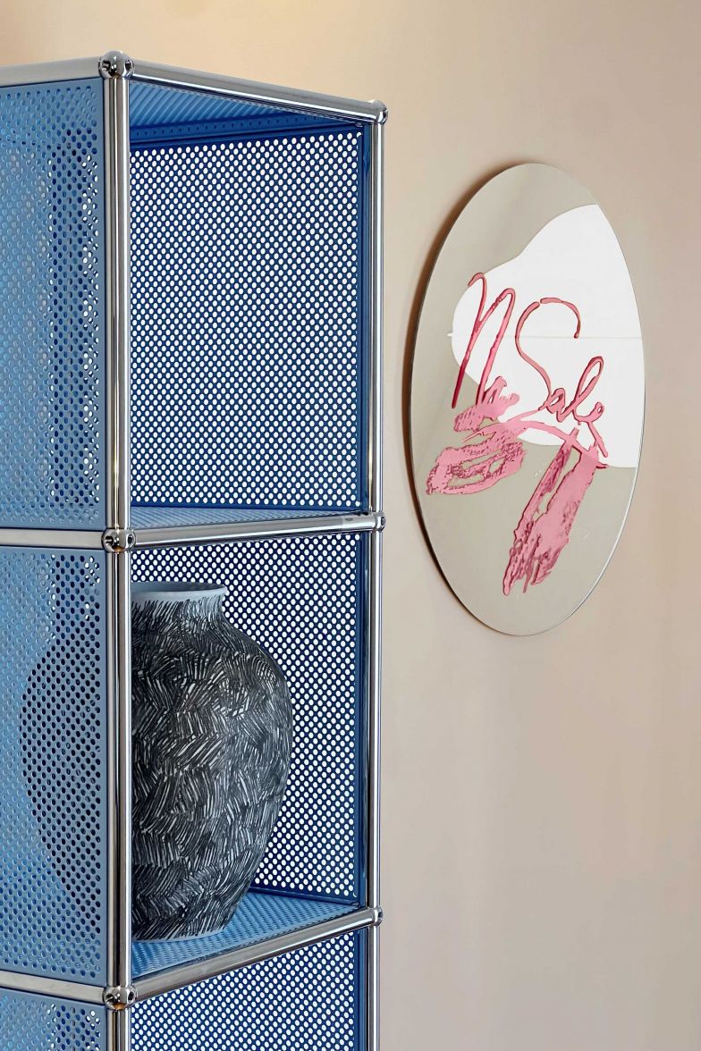 Entwürfe junger DesignerInnen haben von Teo Jakob einen Platz im Studio erhalten. Der Spiegel «No Sale» stammt von der Künstlerin Lorenza Longhi und ist von dem Film «Butterfield 8» inspiriert, in dem Liz Taylor 1950 in dem legendären Hotel übernachtete. Hersteller: Specchi Magici. Die Vase «Post Scriptum» aus dem Jahr 2022 stammt von Formafantasma. Dahinter stehen die Designerinnen Andrea Trimarchi und Simone Farresin.