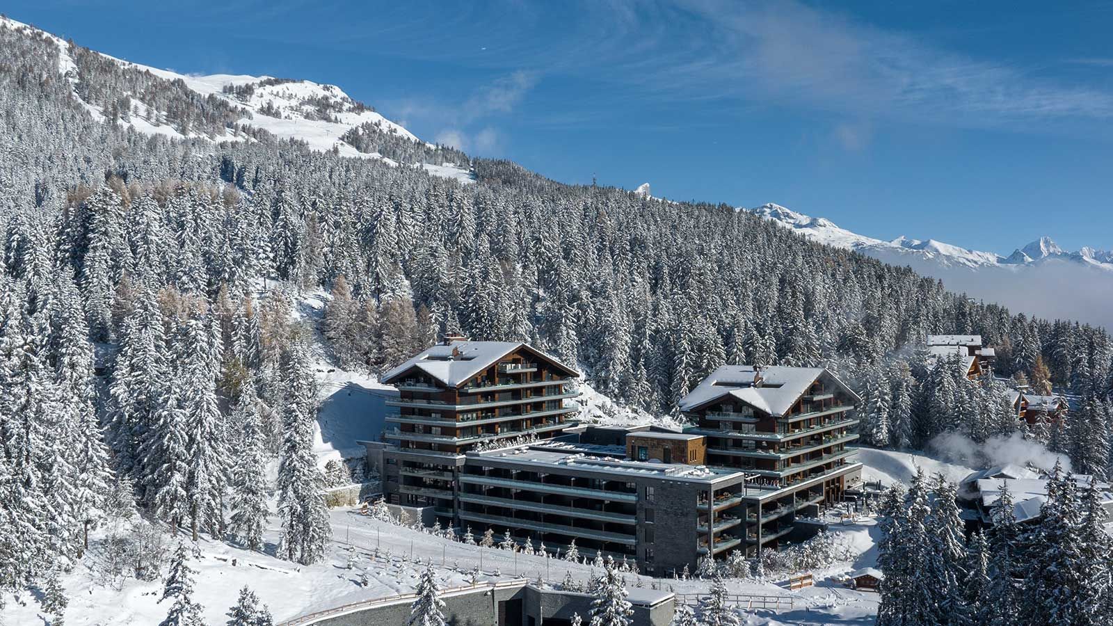 Six Senses ist eine luxuriöse Hotelkette mit weltweiten Resorts und Spas, die für nachhaltiges Design und aussergewöhnliche Gastfreundschaft bekannt ist. Das Hotel in Crans-Montana, eröffnet im Frühjahr 2023, bietet das ganze Jahr über einzigartige Erlebnisse für Körper und Geist. Besonders beliebt bei Wintersportlern, ermöglicht es Ski-in- und Ski-out-Zugang direkt von der Hauptgondel in Crans.