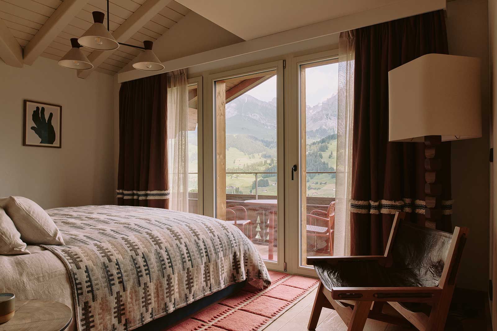 Die Zimmer im The Brecon vereinen natürlichen Komfort mit ­atemberaubendem Alpenblick. Die Getränke in der Minibar sind frei. Hier heisst es «Nimm dir, was du willst, und geniesse den Luxus, als ob du bei einem grosszügigen Freund zu Gast bist».