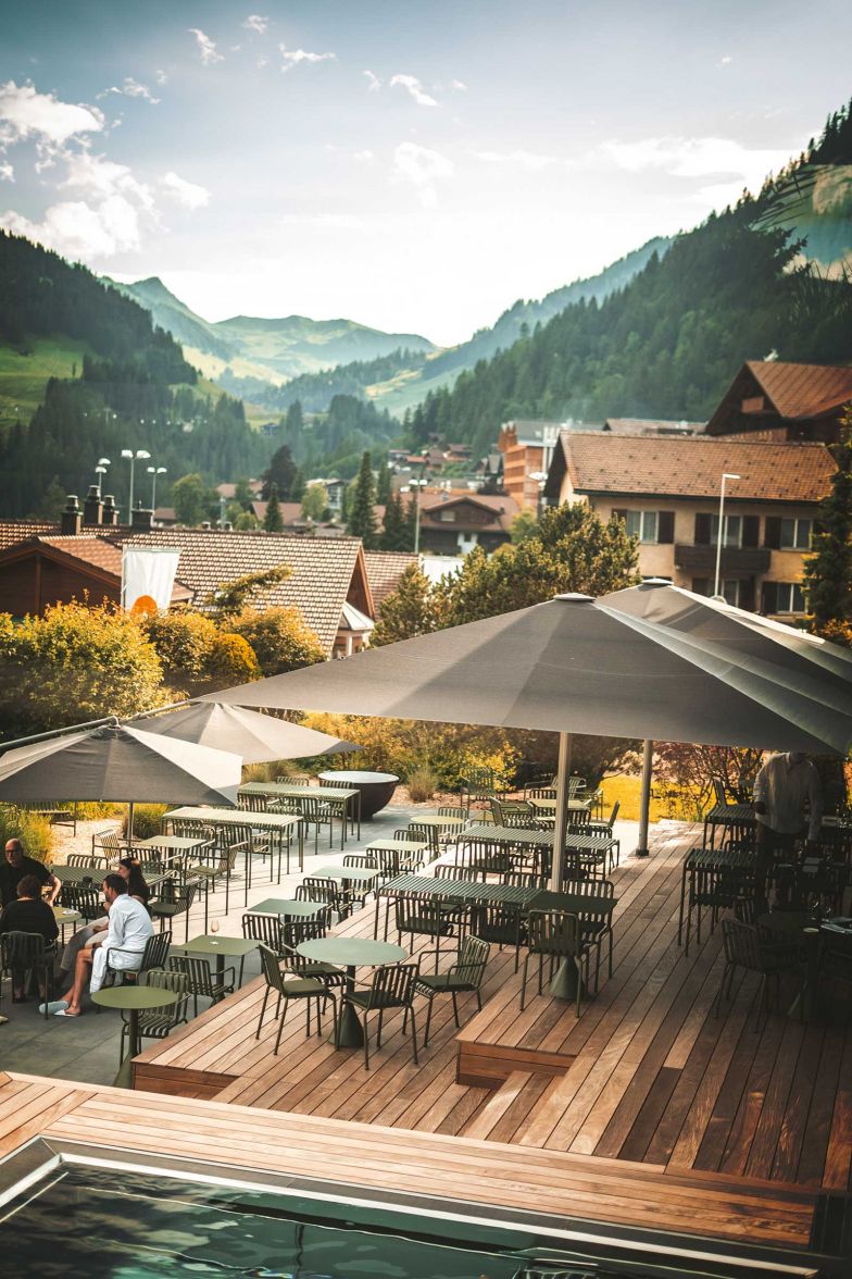 Das Hotel bietet mit seiner Terrasse und dem Aussenpool auch Erholungsraum im Freien.