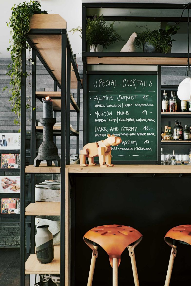 The Axe Bar & Grill offeriert eine erlesene und umfangreiche Auswahl an Spirituosen, Cocktails und anderen Getränken, sowie eine saisonal wechselnde Speisekarte.