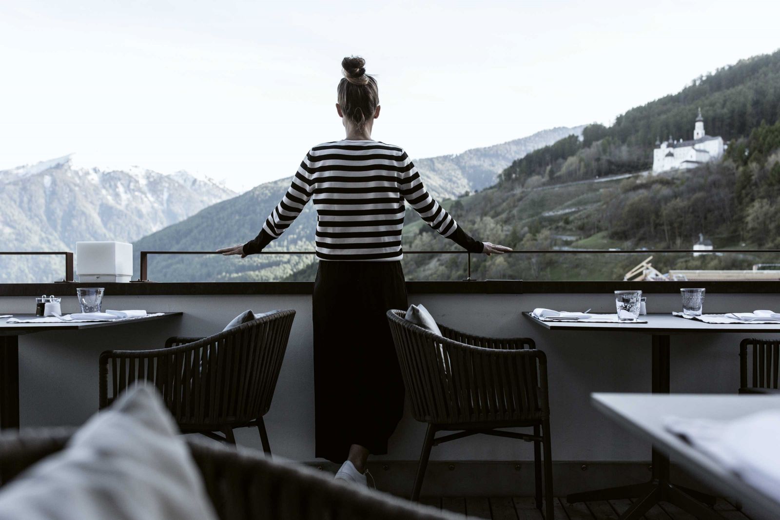 Auf der Terrasse geniesst man nicht nur Kaffee oder feine Weine, sondern auch den Panoramablick, der weit über das Kloster Marienberg und die Fürstenburg hinausreicht.