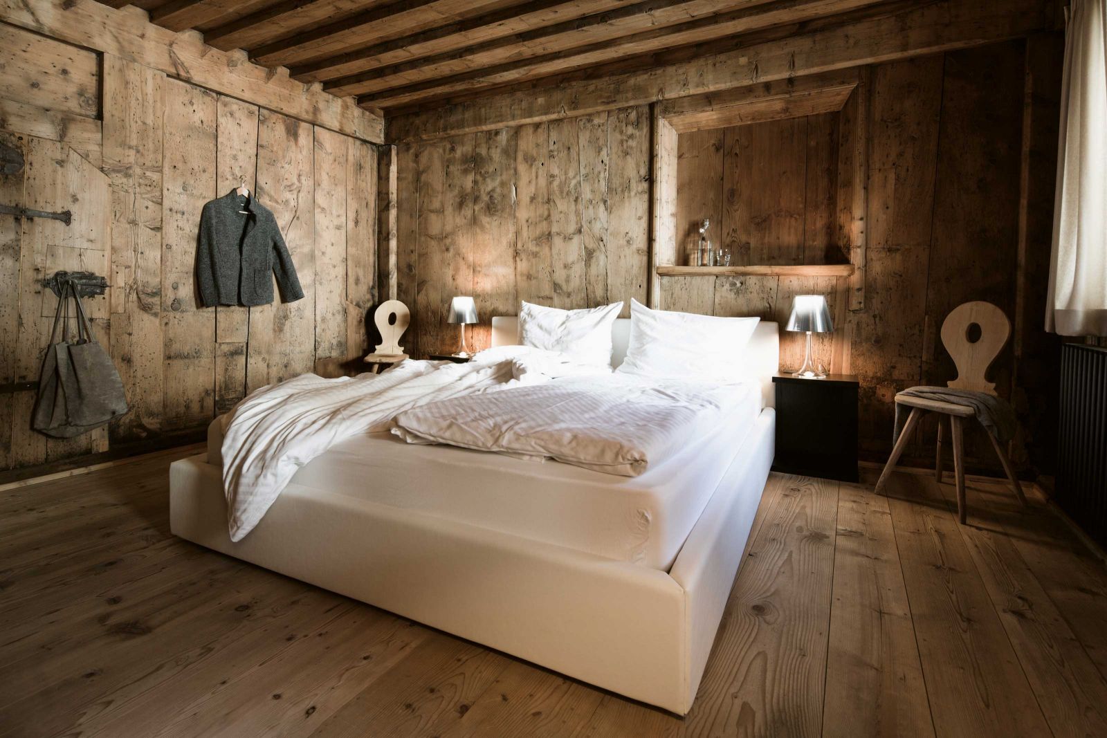 Was 1871 mit einem Krämerladen begann, hat sich bis heute zu einer der besten Adressen Südtirols gemausert. Das Designhotel strahlt moderne Wohnlichkeit aus, versäumt es aber nicht, seine Geschichte miteinzubeziehen.