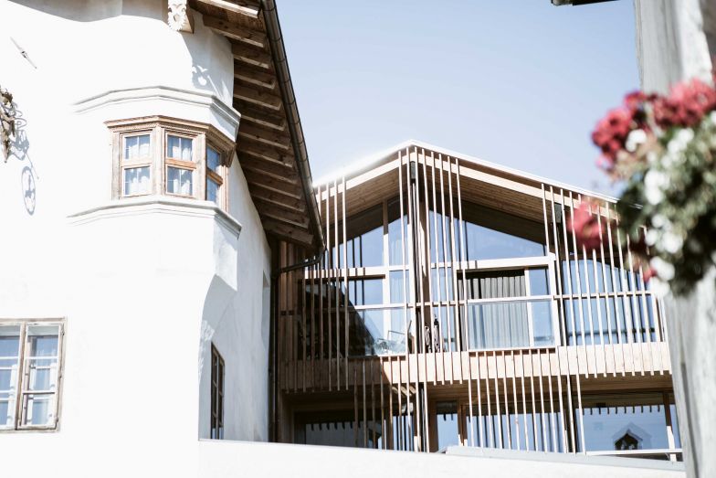 Mit dem Ansitz zum Löwen hat Grossmutter Theiner in den 1970er-Jahren eines der schönsten Gebäude im Vinschgau erworben. Behutsam renoviert birgt das Haus ganz wunderbare Räume, in denen man historische Zeugnisse aus 800 Jahren Baugeschichte bewundern kann. 2013 kam der Neubau dazu.