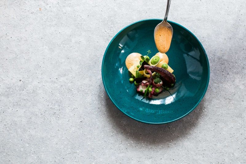 Nicht nur die Zimmer, auch das Essen verdient ein grosses Lob. Abends serviert Küchenchef Marc Bernhart den Gästen ein sensationelles Fünf-Gänge-Menü. Für seine experimentierfreudige Südtiroler Küche wurde er erst kürzlich mit einer dritten Haube ausgezeichnet.