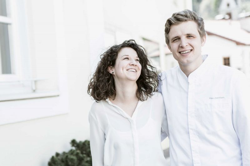 Die Chefin Mara Theiner ist nicht nur an der Rezeption zu finden. Als Sommelier kreiert sie den passenden Wein zu Marc Bernharts erfrischender Crossover-Küche.