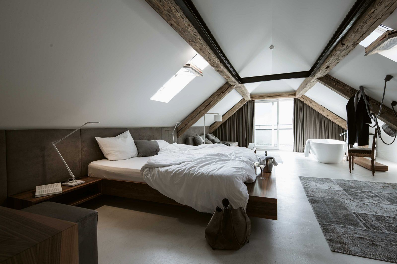 In der Loftsuite Valetta schläft man über den Dächern von Burgeis. Hier trifft schlichtes Weiss auf erdige Farbtöne und Vintage auf Moderne.