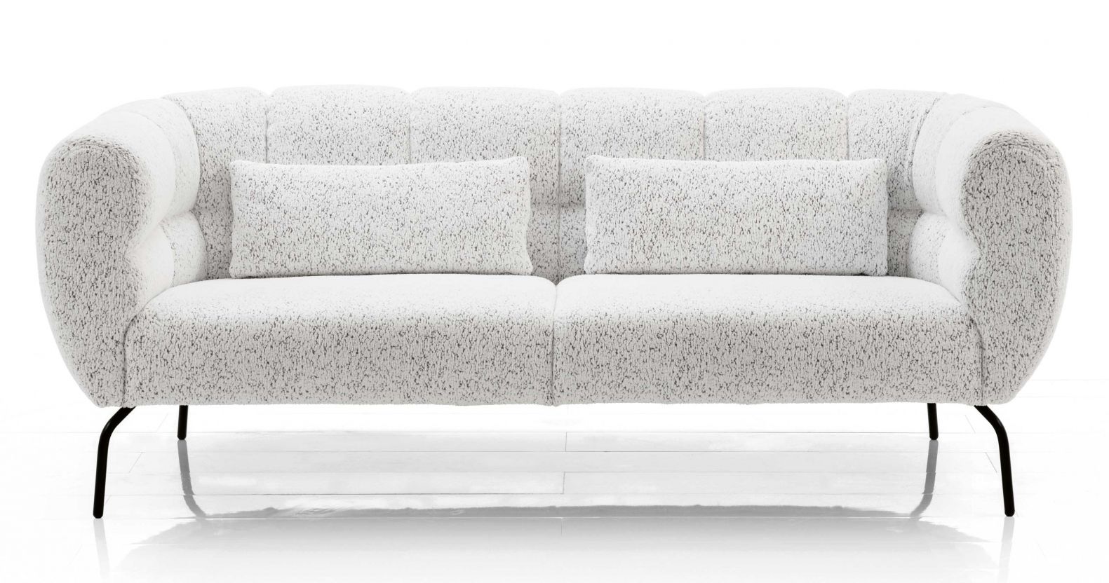 Die schönste aller Blüten lieferte die Inspiration für die neue Sitzmöbelkollektion «Magnolia». Die weichen Sitzobjekte mit ihrer knospenhaft frischen, aber auch vertrauten Formensprache laden ein, es sich bequem zu machen. Der Sitz wird von einer U-förmigen Rückenlehne umschlossen, deren Aussenseite in vertikale Segmente unterteilt ist. Die Bezüge sind abnehmbar. BRUEHL.