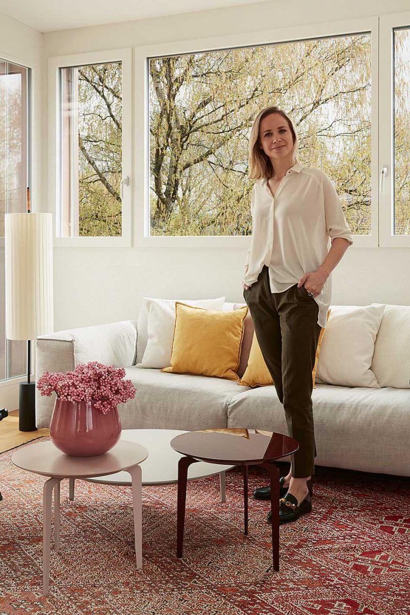 Nach ihrem Architekturstudium an der ETH arbeitete Andrea Seiler erst als Architektin, bevor sie ihre Liebe zu Innenräumen entdeckte. 2015 übernahm sie die Geschäftsführung im MZ Möbelzentrum AG in Volketswil. Drei Jahre später gründete sie ein eigenes Studio für Innenarchitektur und Design. Ihr Portfolio reicht von gesamten Umbauplanungen über die Gestaltung einzelner Räume bis hin zu Farb- und Beleuchtungskonzepten.