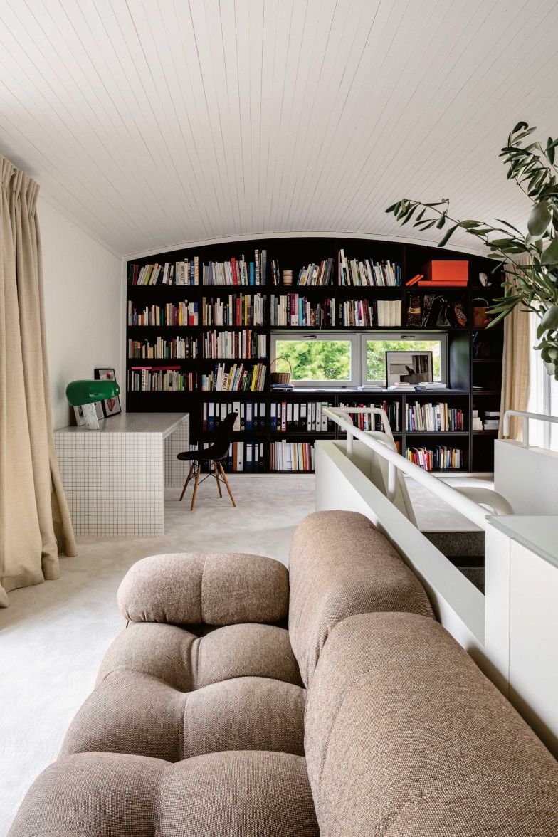 Runde Wandabschlüsse, ungewöhnliche Fensterpositionen, Durchbrüche und eine offene Galerie erzeugen einen ständigen Perspektivwechsel. Im Arbeitszimmer stehen ein «Quaderna»-Schreibtisch von Zanotta aus dem Jahr 1970 sowie ein «Eames»-Chair von Vitra.