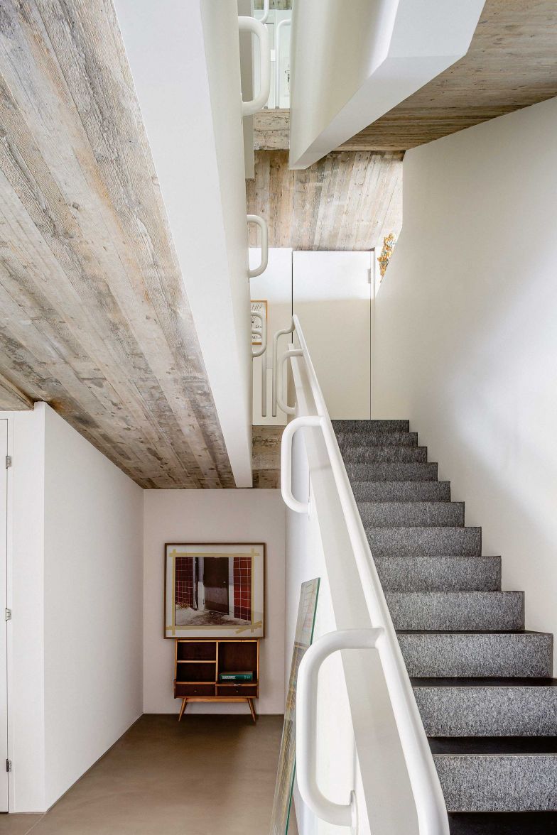 Die Treppe ist ein zentrales Element des von Maria-Victoria Interior Design umgestalteten Wohnhauses das 1988 von Ernst Gisel entworfen wurde.