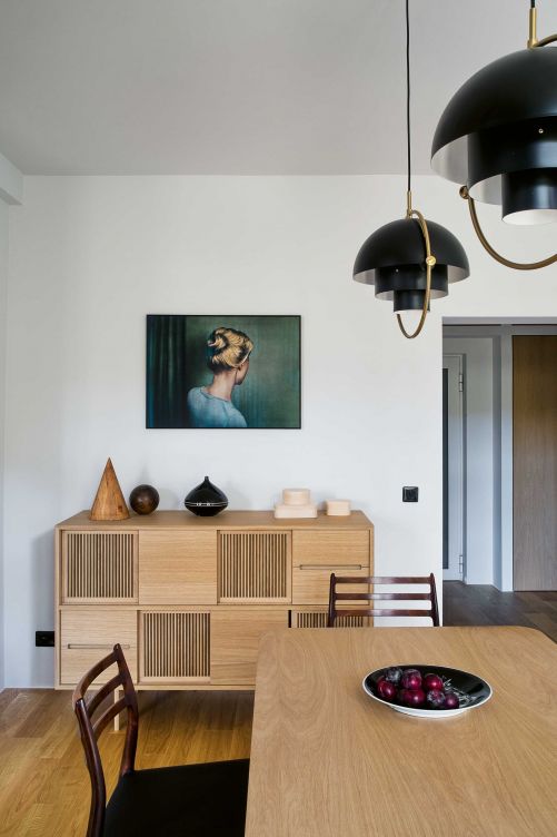 Die nostalgisch-mysteriösen Werke des Berliner Fotografenpaares Anke Linz und Andreas Oettinger, die unter dem Pseudonym «Billy & Hells» arbeiten, offenbaren eine sinnliche Eleganz. Die spiegelt sich in jedem Detail wider – wie den grazilen Stühlen «Modell 78» des dänischen Designers Niles O. Møller oder in der Reedition der «Multi-Lite»-Deckenleuchte aus dem Jahr 1972 von Gubi.