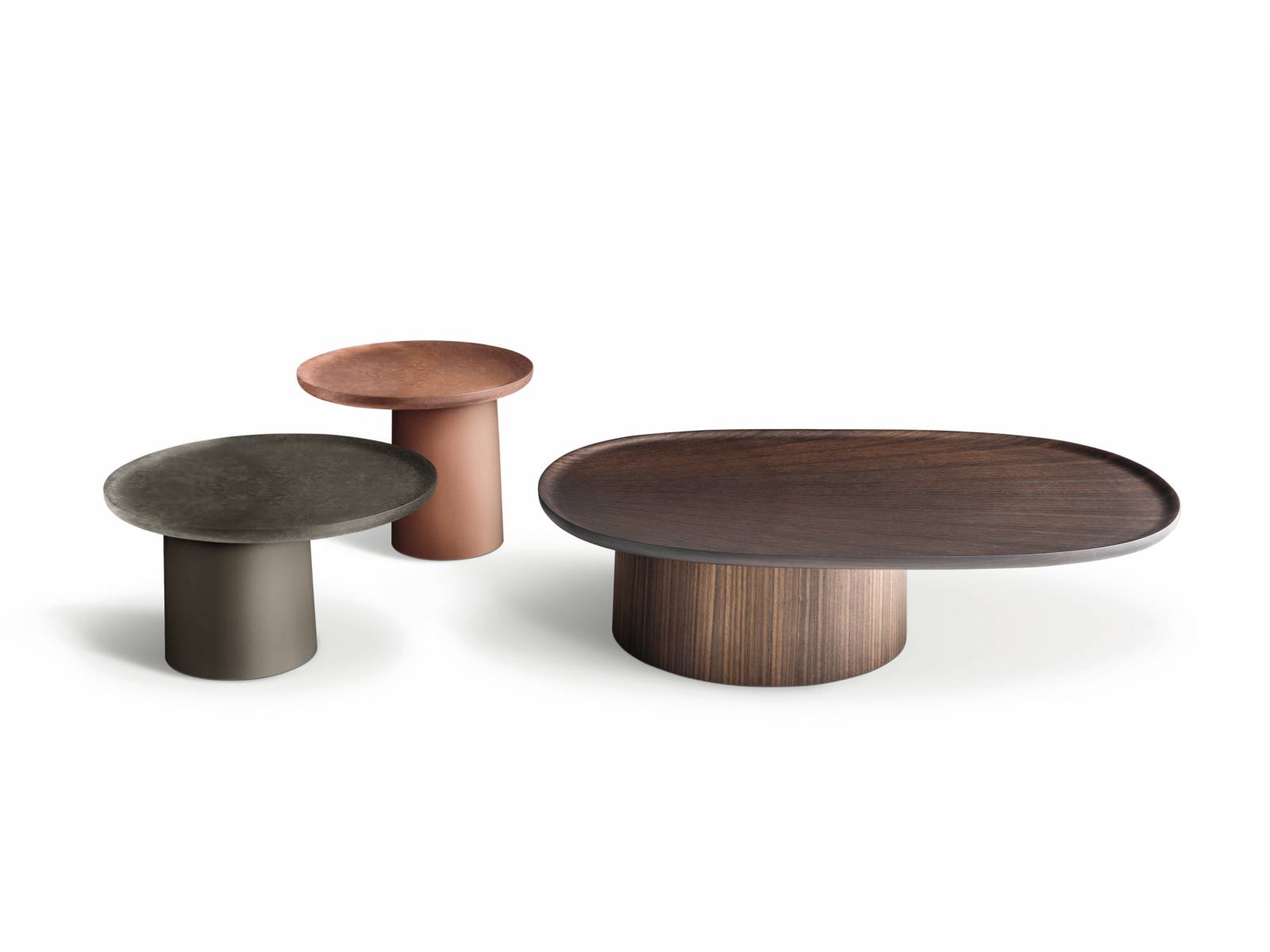 Einfach, leicht und elegant: Vincent Van Duysens «Louisa» präsentiert sich als Beistelltisch nach modernem Designverständnis: Wie Tabletts liegen die abgerundeten Tischplatten auf dem konischen Sockel und gehen dabei ein harmonisches Farbspiel ein, das durch die unterschiedlichen Materialien noch an Reiz gewinnt. Hier treffen wahlweise Eukalyptusholz, Zement, Beton und Blech aufeinander. Molteni.