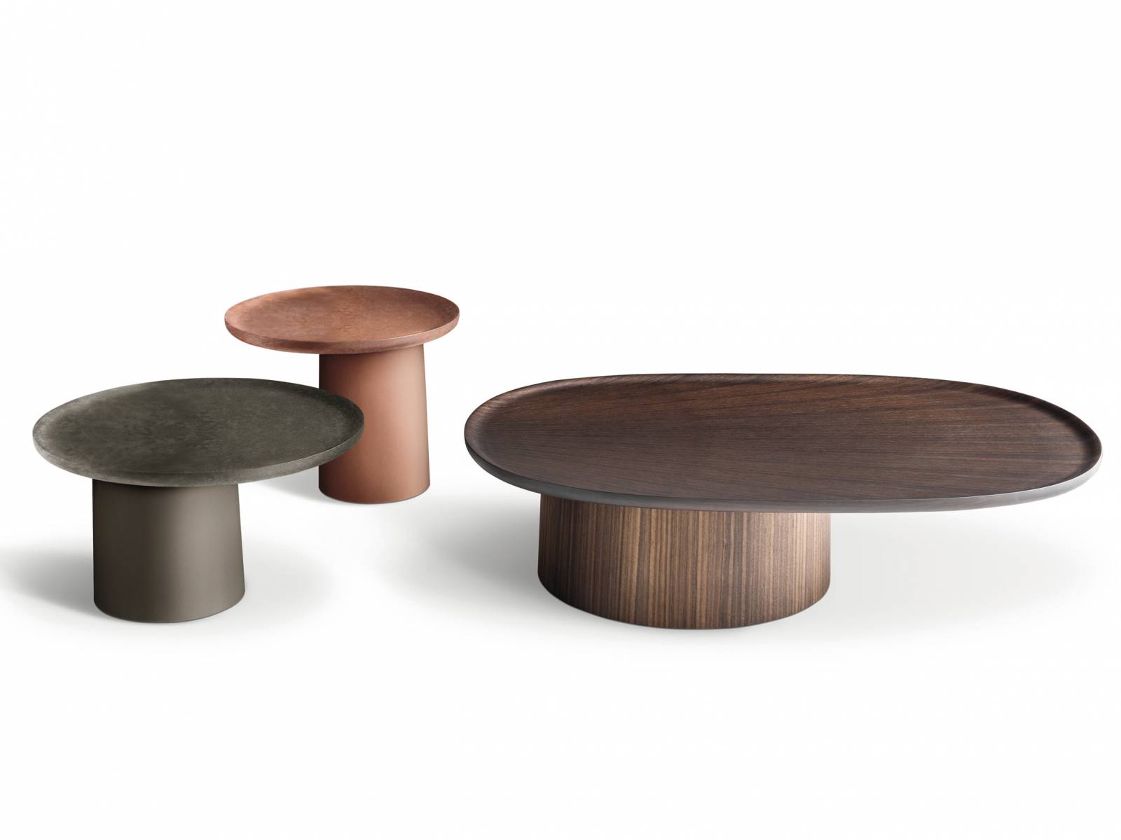 Einfach, leicht und elegant: Vincent Van Duysens «Louisa» präsentiert sich als Beistelltisch nach modernem Designverständnis: Wie Tabletts liegen die abgerundeten Tischplatten auf dem konischen Sockel und gehen dabei ein harmonisches Farbspiel ein, das durch die unterschiedlichen Materialien noch an Reiz gewinnt. Hier treffen wahlweise Eukalyptusholz, Zement, Beton und Blech aufeinander. Molteni.