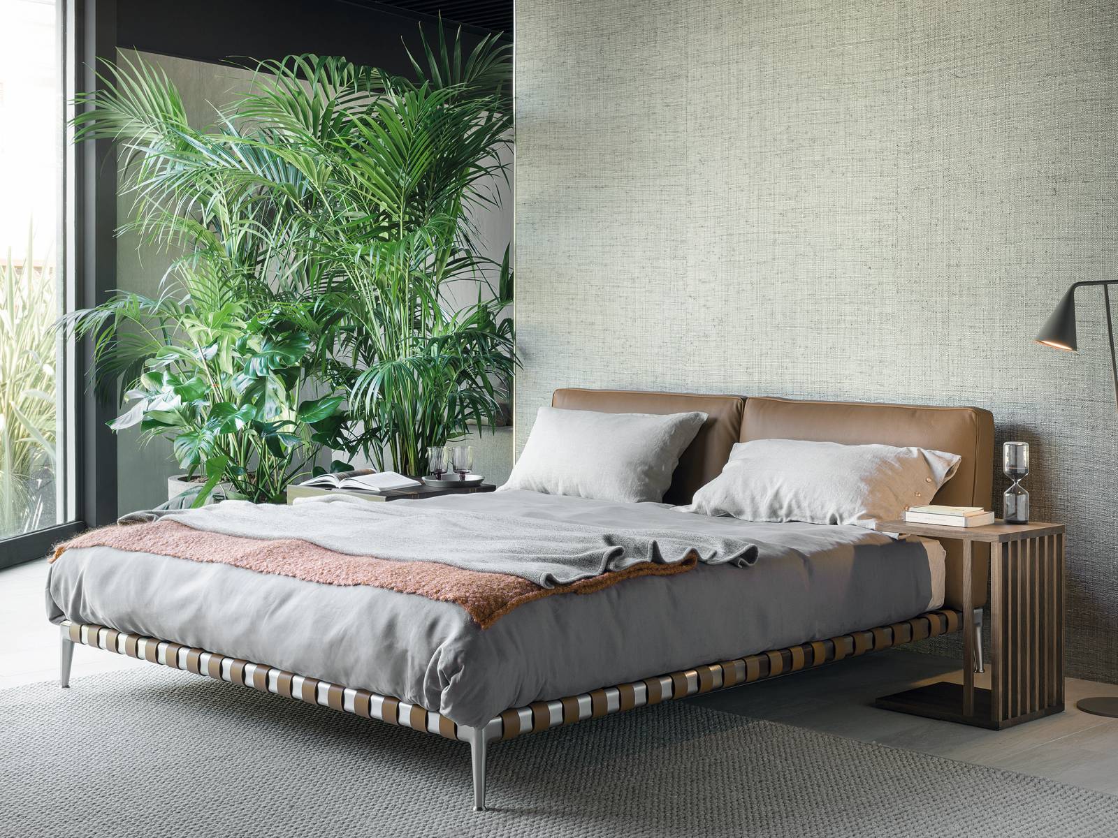 Antonio Citterio schuf mit «Gregory» ein Bett, das sich durch ausgewogene Proportionen und hochwertige Details in der Konstruktion auszeichnet: Der Metallrahmen mit Beinen aus Aluminiumguss bildet zusammen mit den Lederriemen in den Farben Tabak, Schokoladenbraun und Schwarz eine elegante Kombination, während das weich gepolsterte Kopfteil auch als angenehme Rückenlehne wertvolle Dienste leistet. Flexform.