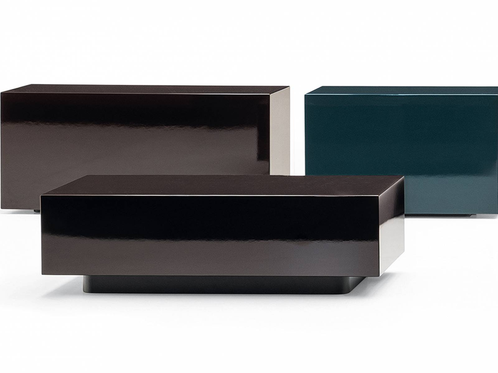 In Zusammenarbeit mit Rodolfo Dordoni entstand eine umfangreiche Kollektion hochwertiger Möbelstücke für den Innenbereich, darunter die Solid-Familie, die auf einem einfachen quadratischen Volumen basiert. Die kubistischen Möbel von unterschiedlicher Grösse, Form und Funktionalität werden durch ihre Vielseitigkeit schnell zur unverzichtbaren Stauraummöglichkeit in jedem Lebensbereich. Minotti.