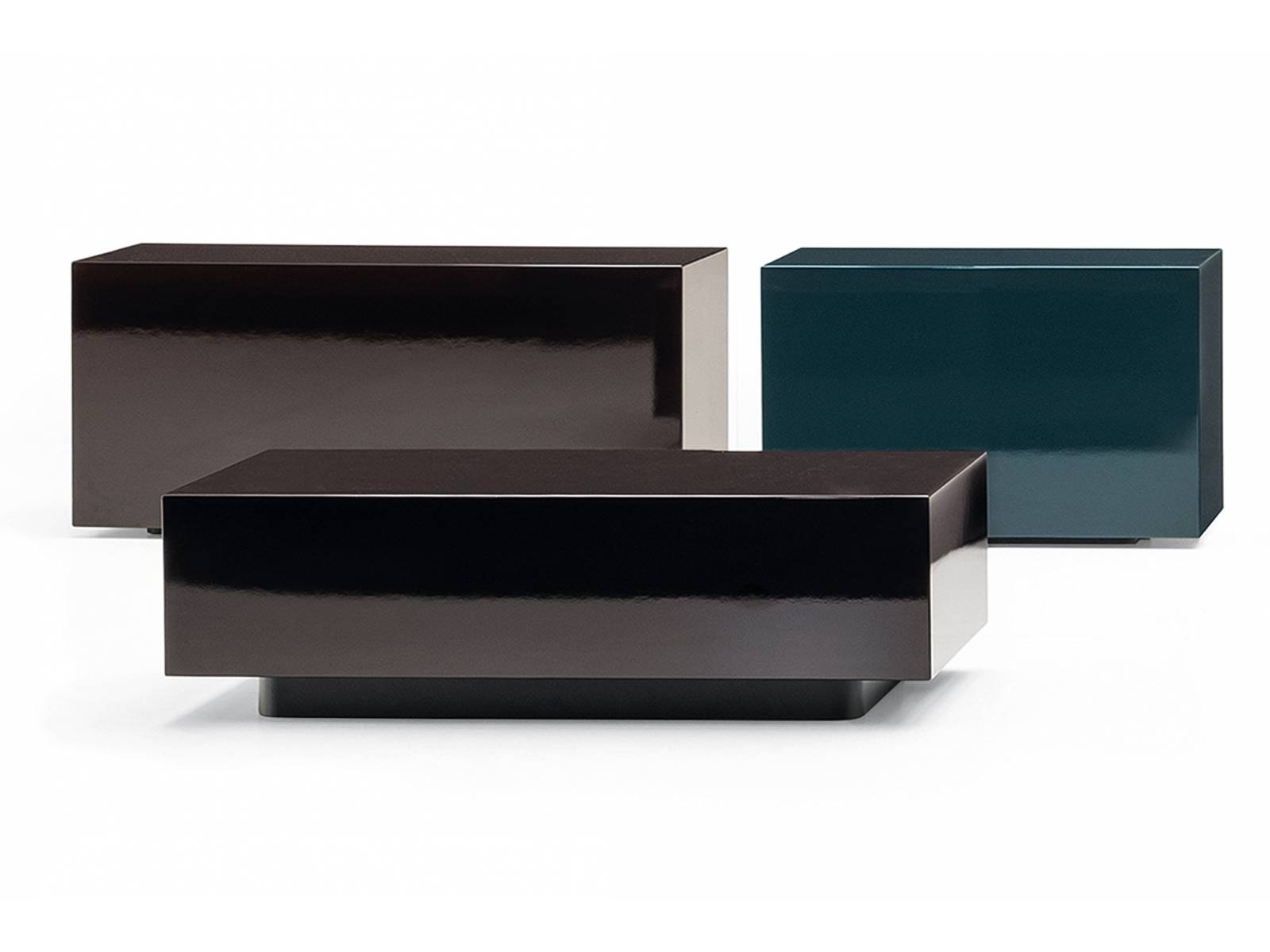 In Zusammenarbeit mit Rodolfo Dordoni entstand eine umfangreiche Kollektion hochwertiger Möbelstücke für den Innenbereich, darunter die Solid-Familie, die auf einem einfachen quadratischen Volumen basiert. Die kubistischen Möbel von unterschiedlicher Grösse, Form und Funktionalität werden durch ihre Vielseitigkeit schnell zur unverzichtbaren Stauraummöglichkeit in jedem Lebensbereich. Minotti.