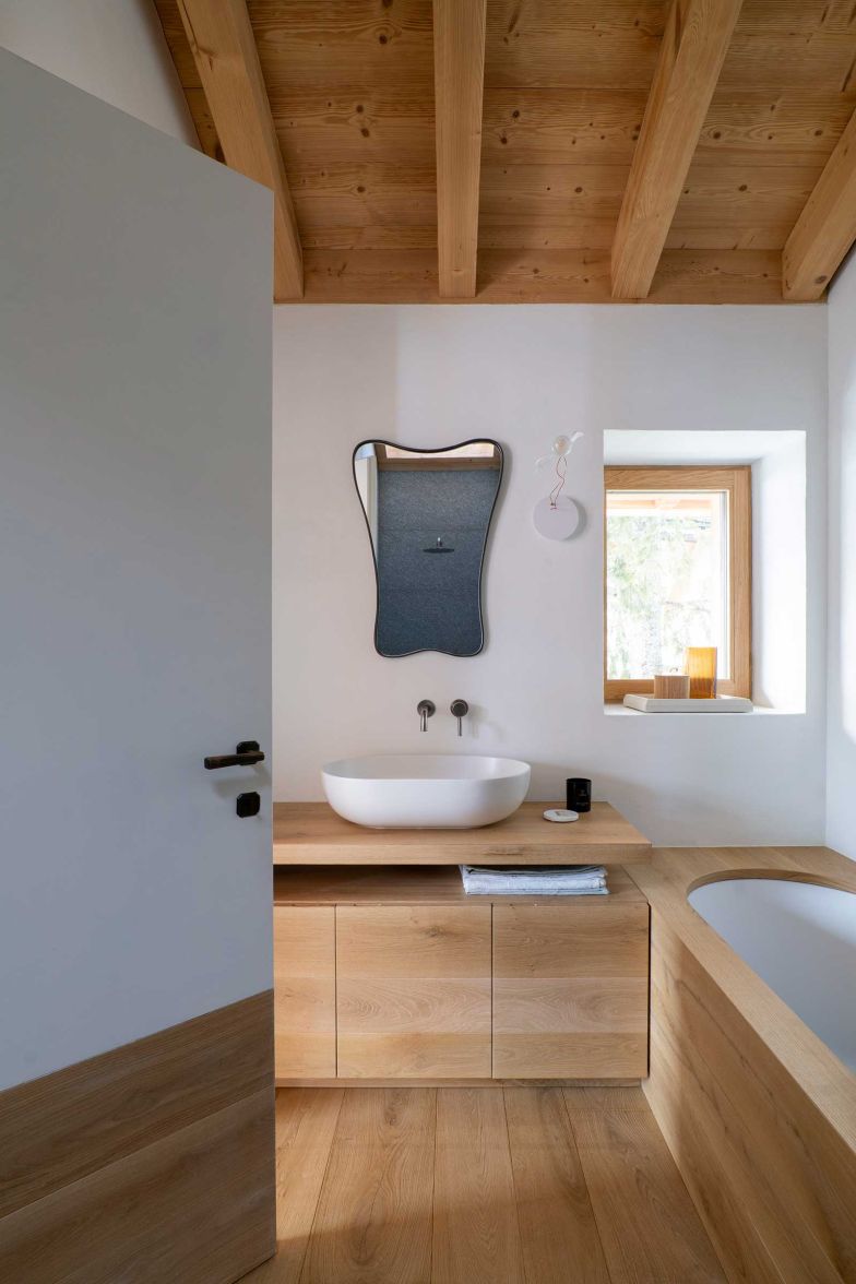 Holz bringt Behaglichkeit ins Badezimmer.