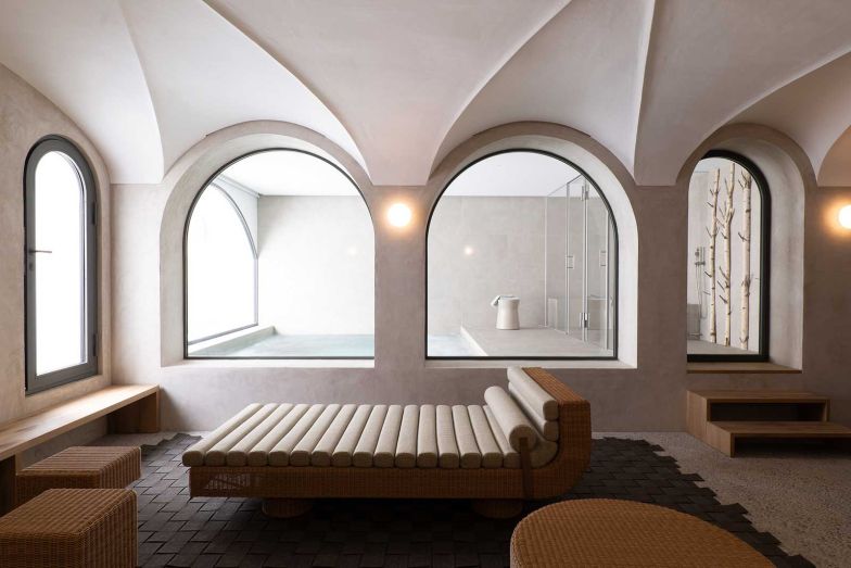 Die Liege und Beistelltische «Pantalica» von Designerin Elisa Ossino sind nach der berühmten UNESCO-Weltkulturerbestätte im Südosten Siziliens benannt. Das Geflecht aus Polypropylen-Rattan basiert auf Einflüssen aus der ländlichen Mittelmeerregion.