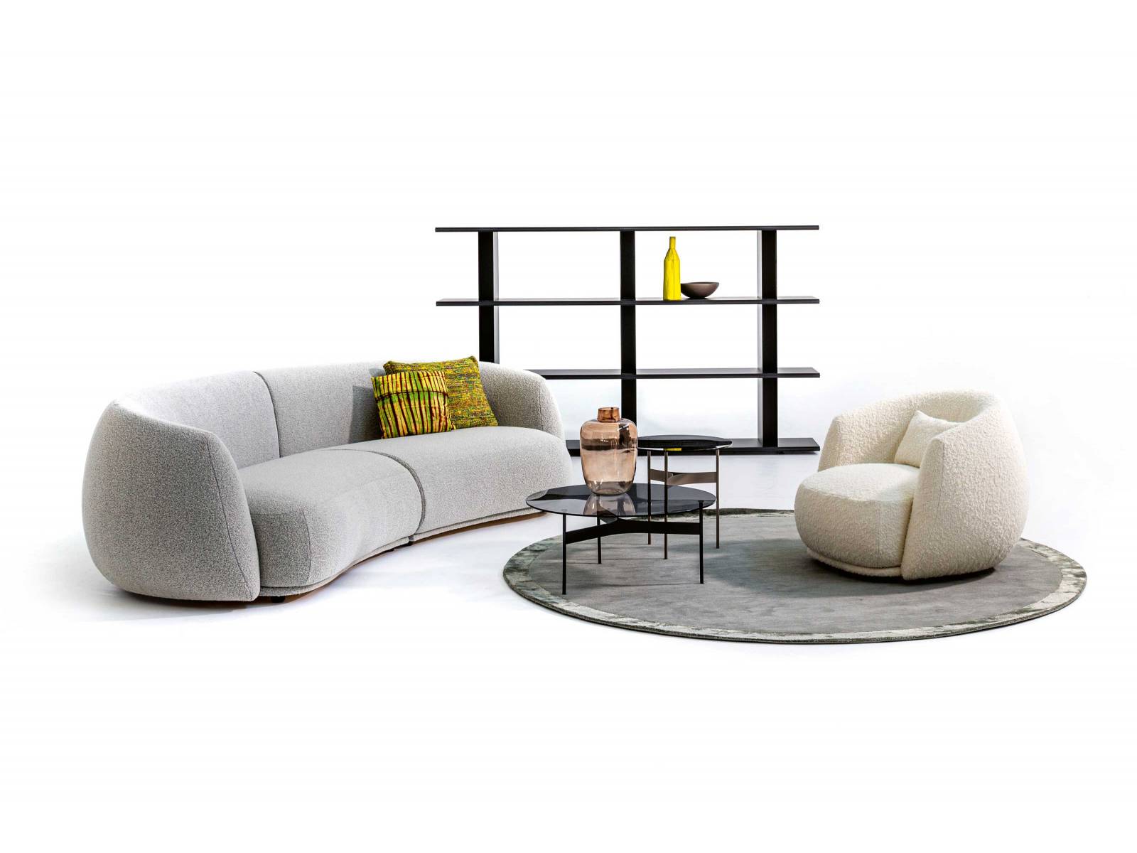 Mit Pacific trifft Patricia Urquiola den Nerv der Zeit. Runde, ausladende Formen kennzeichnen ihre neuste Sitzmöbelkollektion, die im April in Mailand vorgestellt wurde. Für die weichen Polster kann man einen Bezug aus raffiniertem Bouclé, Plüschwolle oder luxuriösem Samt wählen. MOROSO.