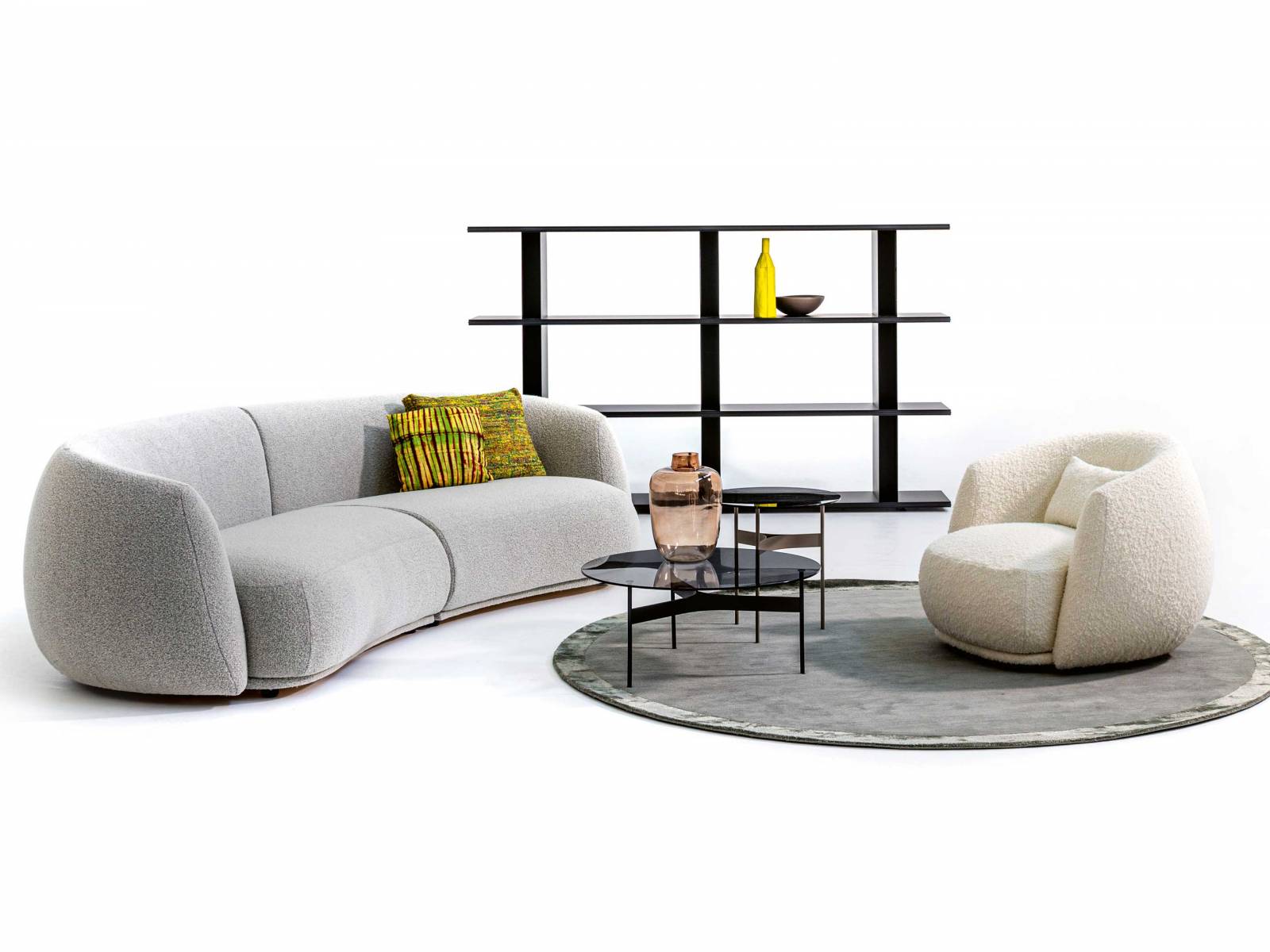 Mit Pacific trifft Patricia Urquiola den Nerv der Zeit. Runde, ausladende Formen kennzeichnen ihre neuste Sitzmöbelkollektion, die im April in Mailand vorgestellt wurde. Für die weichen Polster kann man einen Bezug aus raffiniertem Bouclé, Plüschwolle oder luxuriösem Samt wählen. MOROSO.