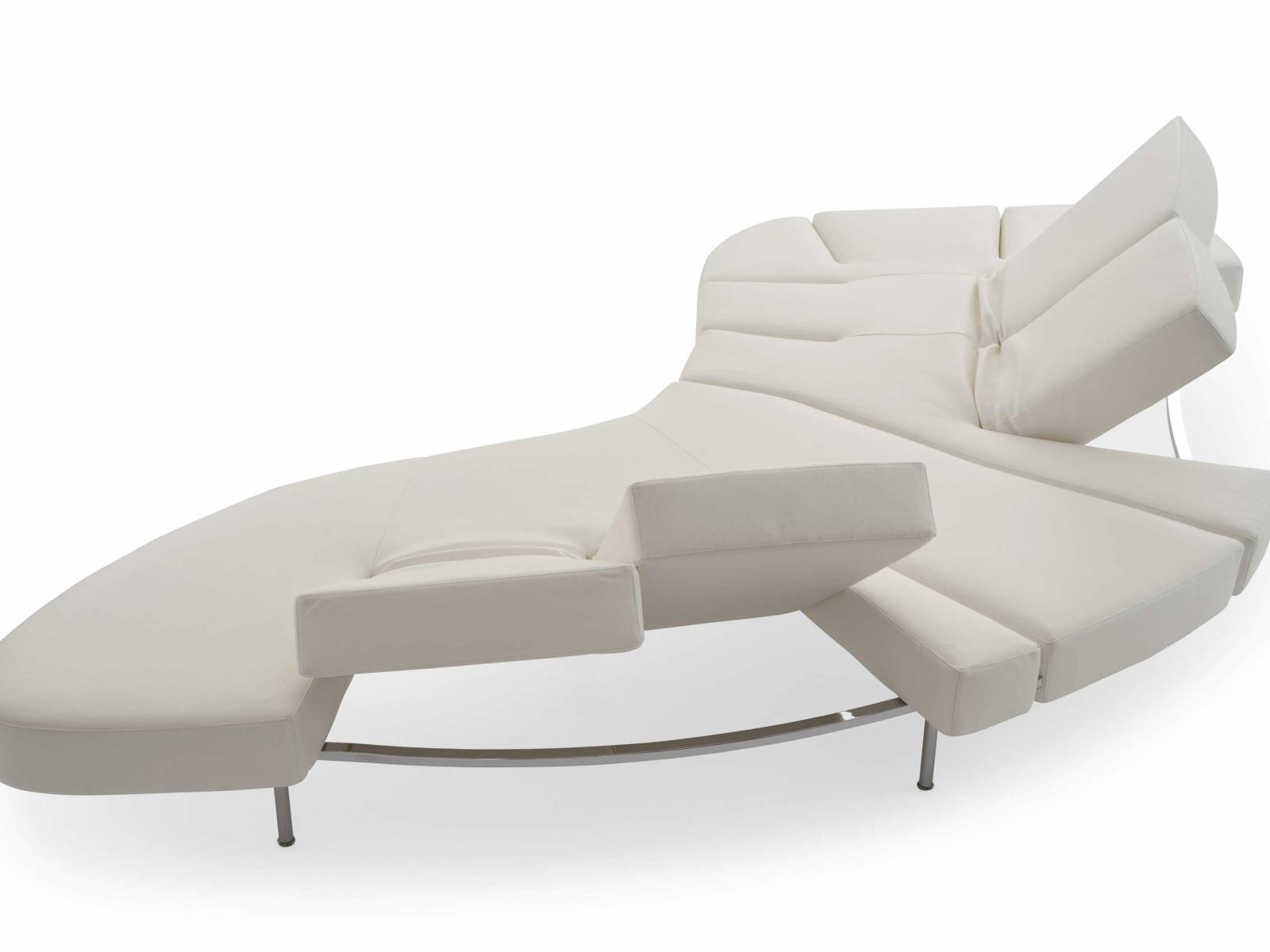 Im Jahr 1992 bittet Massimo Morozzi den Designer Francesco Binfaré für das italienische Unternehmen zu arbeiten. Eines seiner ersten und bis heute bekanntesten Entwürfe ist das Sofa «Flap». Das Besondere daran: Neun Sitzelemente, die sich als Rückenlehne oder Fussstützen hochklappen lassen. EDRA.