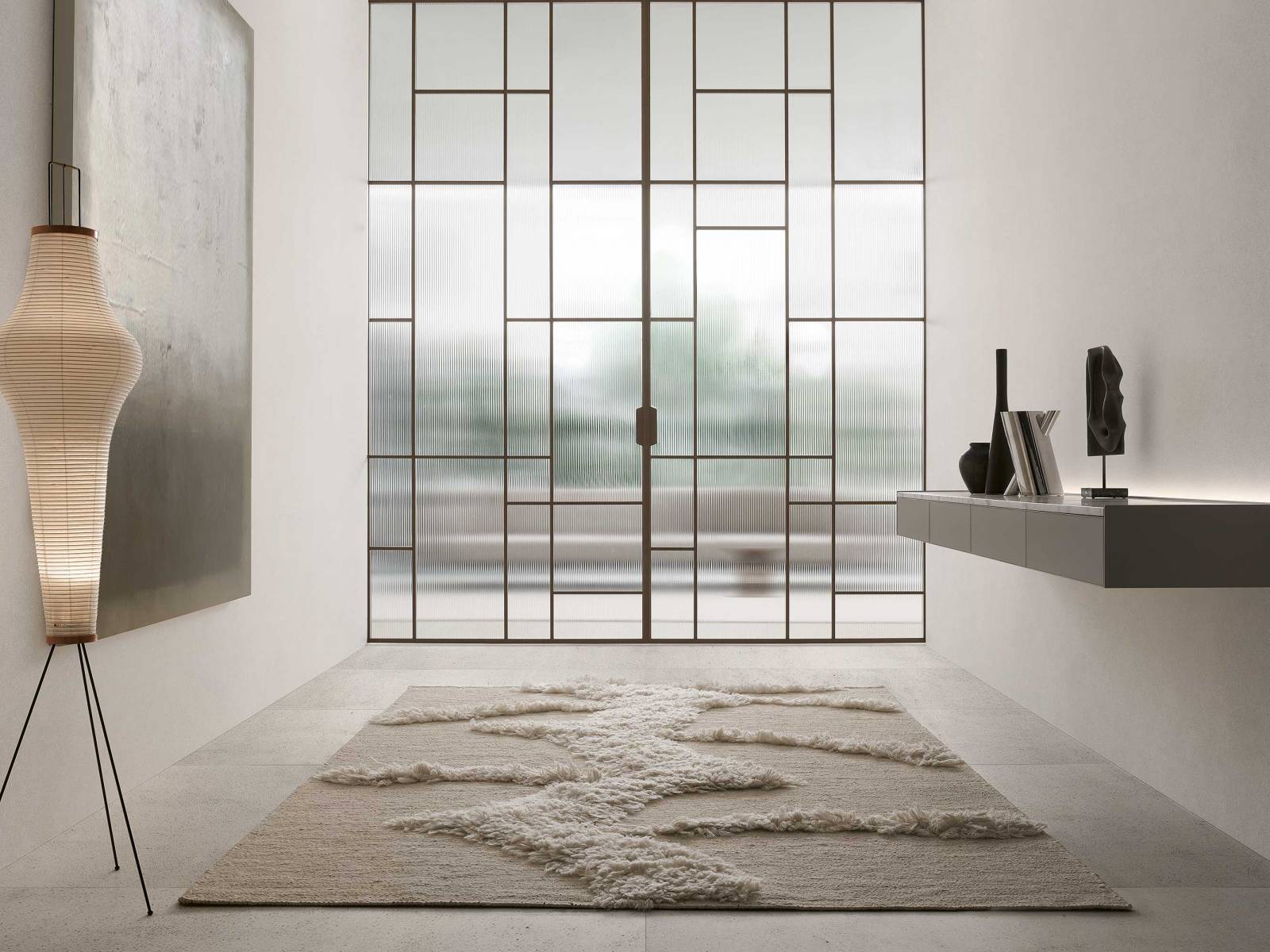 «Maxi» heisst der Neuzugang des Unternehmens aus Giussano. Das hochklassige Schiebetürsystem ist ein Entwurf des Designers Giuseppe Bavuso und kann auf Mass in einer Höhe von bis zu 3.50 Meter angefertigt werden. Für Glas und Rahmen stehen verschiedene Ausführungen zur Auswahl. RIMADESIO.