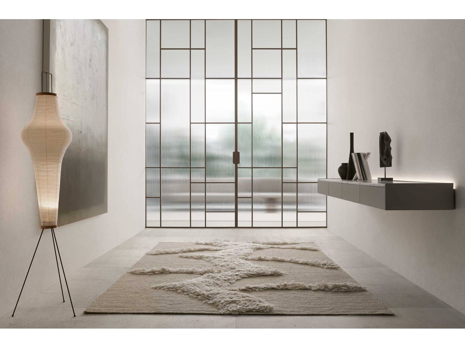 «Maxi» heisst der Neuzugang des Unternehmens aus Giussano. Das hochklassige Schiebetürsystem ist ein Entwurf des Designers Giuseppe Bavuso und kann auf Mass in einer Höhe von bis zu 3.50 Meter angefertigt werden. Für Glas und Rahmen stehen verschiedene Ausführungen zur Auswahl. RIMADESIO.