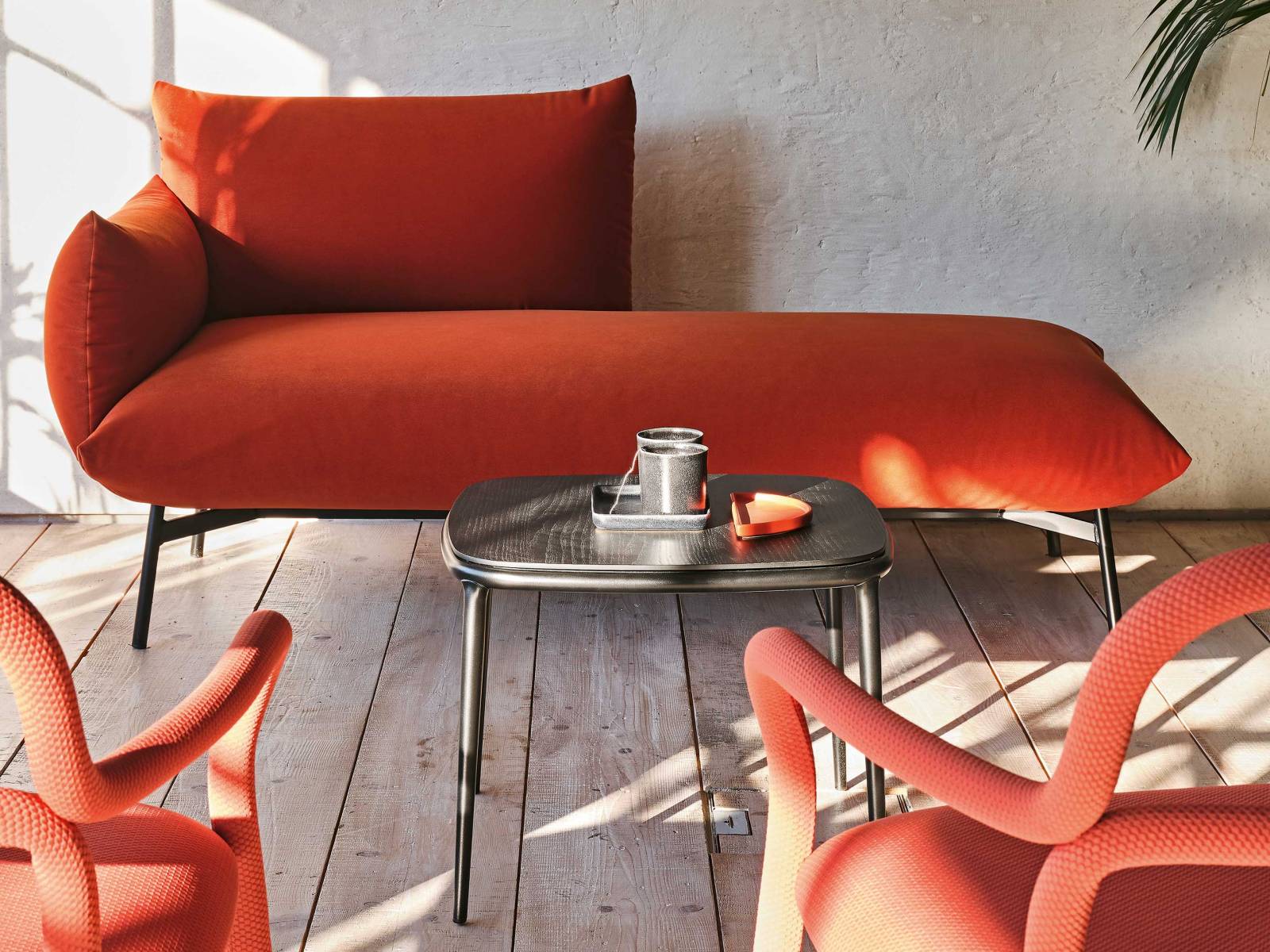 _Das Unternehmen aus Cordovado erweitert sein Spektrum um eine erste Polstermöbelkollektion, die vor allem in kräftigen Tönen für Freude im Wohnraum sorgt. Area von Studio Pastina ist in unterschiedlichen Grössen mit und ohne Armlehnen als Sofa, Sessel oder Chaiselongue erhältlich. MIDJ.