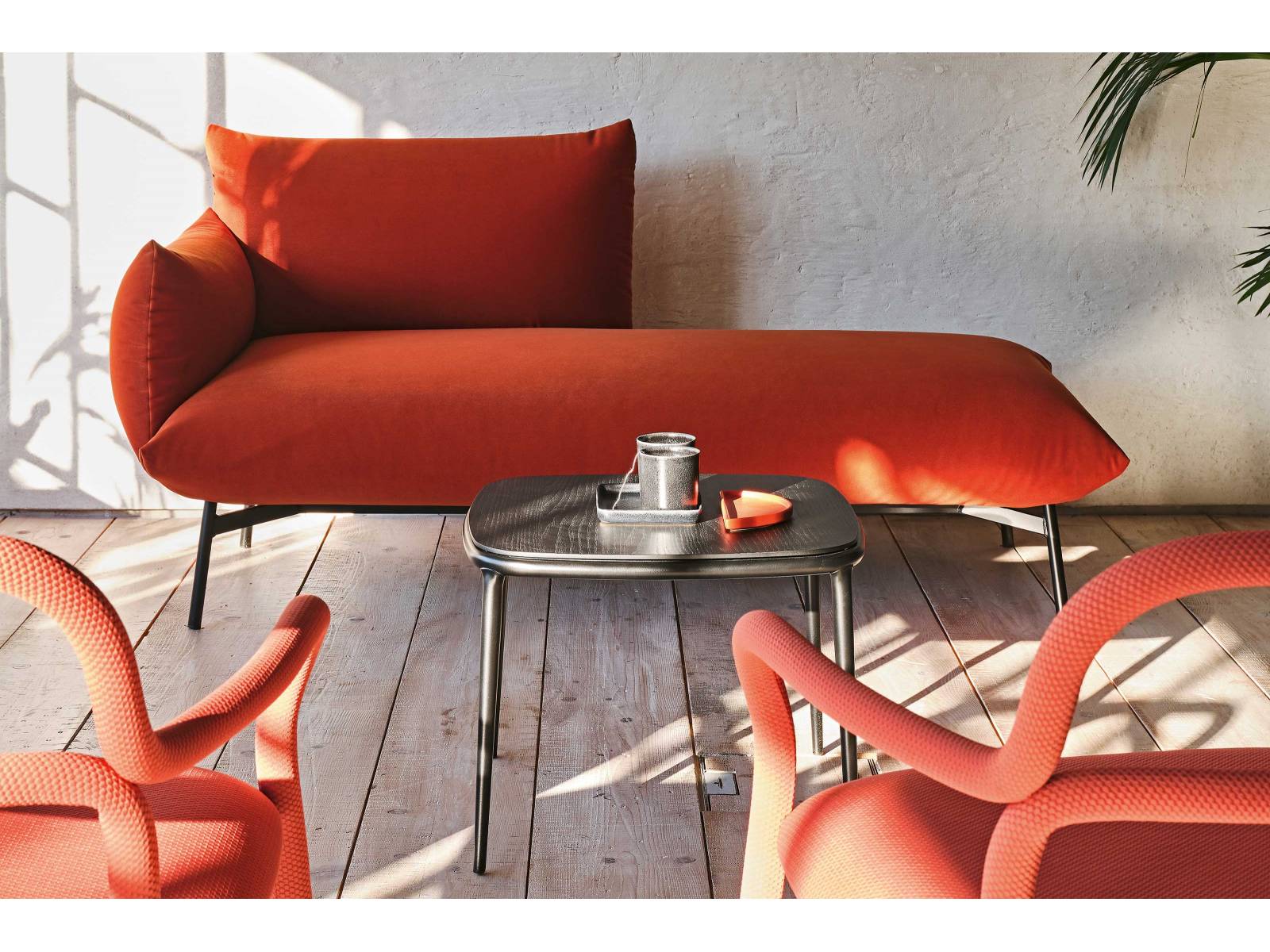 _Das Unternehmen aus Cordovado erweitert sein Spektrum um eine erste Polstermöbelkollektion, die vor allem in kräftigen Tönen für Freude im Wohnraum sorgt. Area von Studio Pastina ist in unterschiedlichen Grössen mit und ohne Armlehnen als Sofa, Sessel oder Chaiselongue erhältlich. MIDJ.