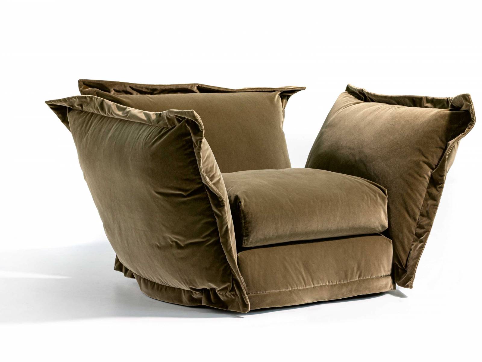 Allein der Name verspricht wolkenähnliche Weichheit und absolute Entspannung: Cloudscape ist eine Sitzmöbelkollektion, die ganz auf Bequemlichkeit setzt. Rücken- und Seitenlehnen sind gleich hoch und lassen sich einfach nach aussen klappen. DIESEL WITH MOROSO.