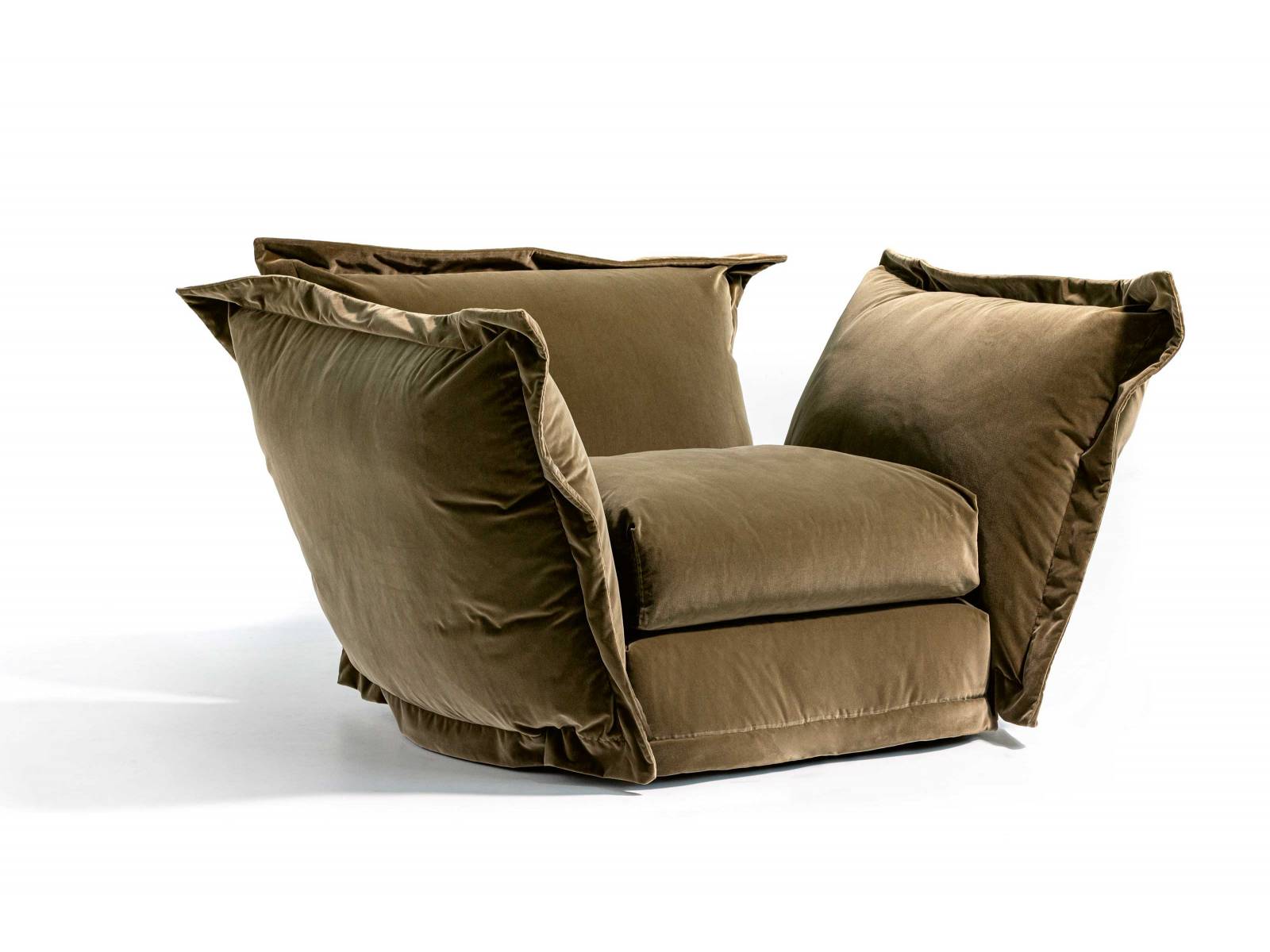 Allein der Name verspricht wolkenähnliche Weichheit und absolute Entspannung: Cloudscape ist eine Sitzmöbelkollektion, die ganz auf Bequemlichkeit setzt. Rücken- und Seitenlehnen sind gleich hoch und lassen sich einfach nach aussen klappen. DIESEL WITH MOROSO.