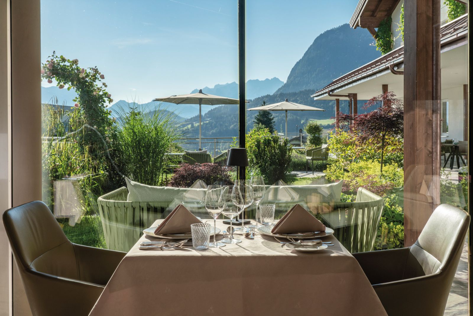 Eingebettet in die Idylle der umliegenden Natur ist das Juffing eine Oase für Ruhesuchende. Restaurant und Spa sind ausschliesslich für die Gäste des Hauses zugänglich und überzeugen mit grosszügigen Innen- und Aussenbereichen sowie zahlreichen Rückzugsorten. Foto: Rainer Hofmann.