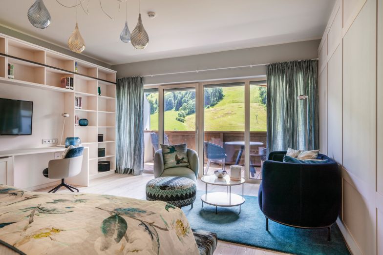 Durch das Anheben des Dachs im Suitentrakt entstand kürzlich eine neue Etage mit vier Balance-Suiten. Sonja Juffinger-Konzett stattete diese mit Betten der Luxusmarke Hästens und Möbeln aus der österreichischen Möbelwerkstatt Wittmann aus. Sämtliche Stoffe stammen aus Grossbritannien von Romo oder Designers Guild. Die Leuchten sind von Occhio, Flos und Tom Dixon. Foto: Rainer Hofmann.