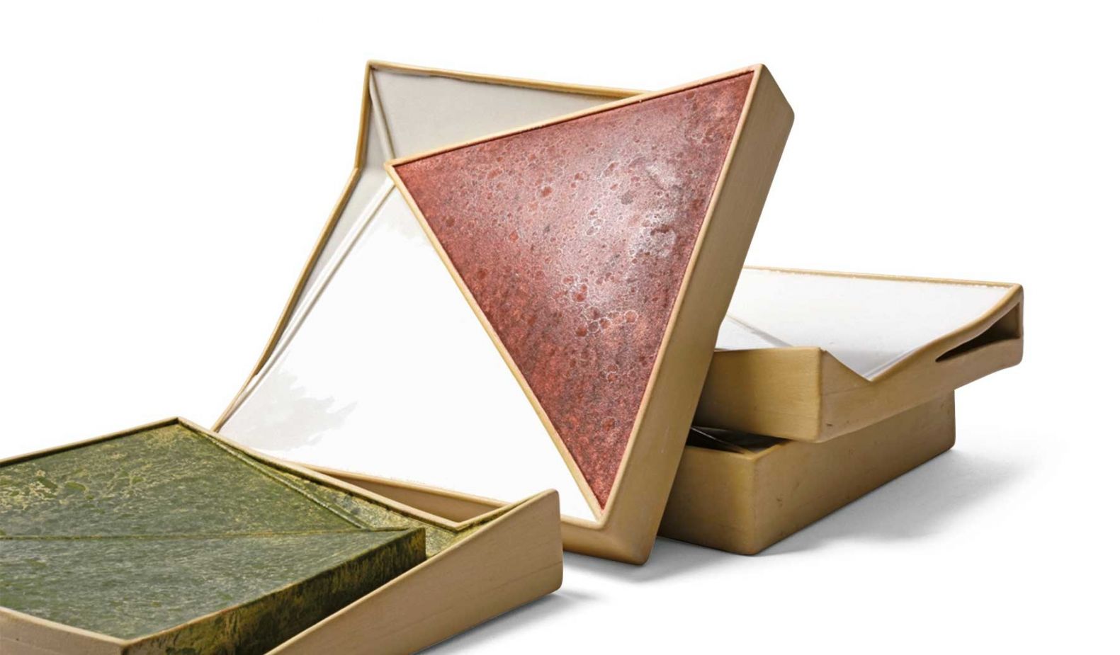 Natürliche Fassaden: Vivian Tamm, Kunsthochschule Berlin Weissensee: «Cellular» ist eine klimaverbessernde Fassadenfliese, die das natürliche Wachstum von Luft-Algen als architektonisches Gestaltungselement erschliesst und Stadtgrün so eine neue Ästhetik verleiht. Die hohlen, keramischen Kacheln fungieren als Regenwasserspeicher und schaffen durch Verdunstung eine feuchte Umgebung, die den perfekten Lebensraum für die Mikroben darstellt. Diese wiederum produzieren Sauerstoff und absorbieren Luftschadstoffe.