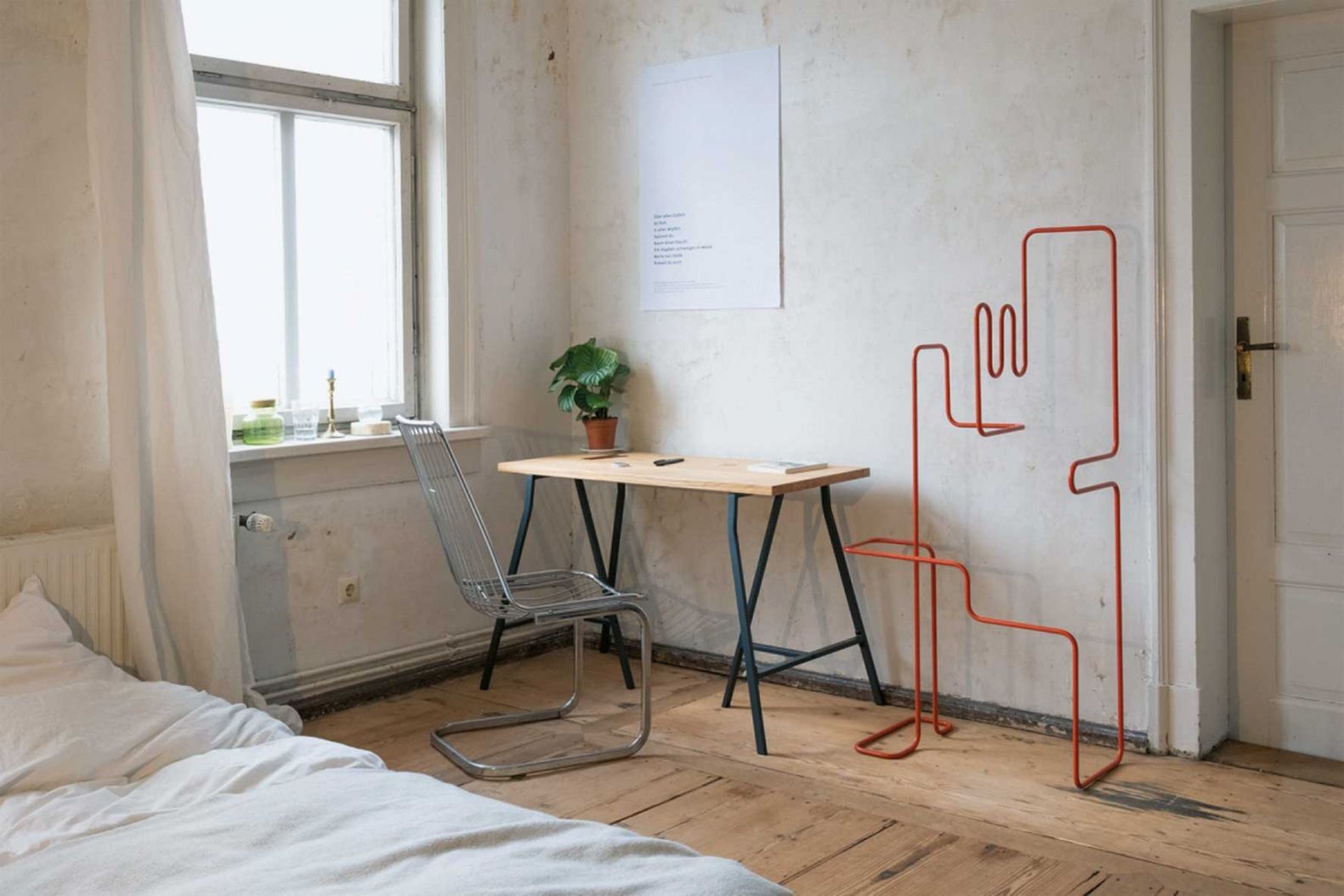 Dekorativer Kleiderständer: Mara Kossira und Esther Betz, Bauhaus-Universität Weimar: «Maïma» bereitet dem Kleiderchaos ein Ende und bietet nicht nur vielzählige Aufhängemöglichkeiten für eine übersichtliche Kleideraufbewahrung. Der dekorative und verspielte Kleiderständer trägt sogar dazu dabei, Textilien zu schonen und Energie zu sparen. Wie? Indem die Wäsche aufgehängt wird, kann sie zugleich lüften und somit häufiger getragen werden, bevor sie gewaschen werden muss.