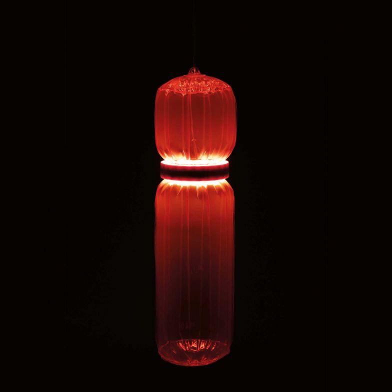 Luftige Pendelleuchte: Magdalena Fahrner, Burg Giebichenstein Kunsthochschule Halle: «Airolid» ist eine aufblasbare Pendelleuchte, die durch das Element Luft die beiden Komponenten der Leuchte miteinander verbindet. Die Basis bildet ein Zylinder, der aus aneinandergeschweissten Folienstreifen gefertigt ist. Ein aufgeschobener Ring beinhaltet das Leuchtmittel. Durch das Aufpusten des Zylinders mit Luft wird der Ring fixiert und verbindet sich mit dem Folienzylinder. Foto: Paul Vincenth Schütz.