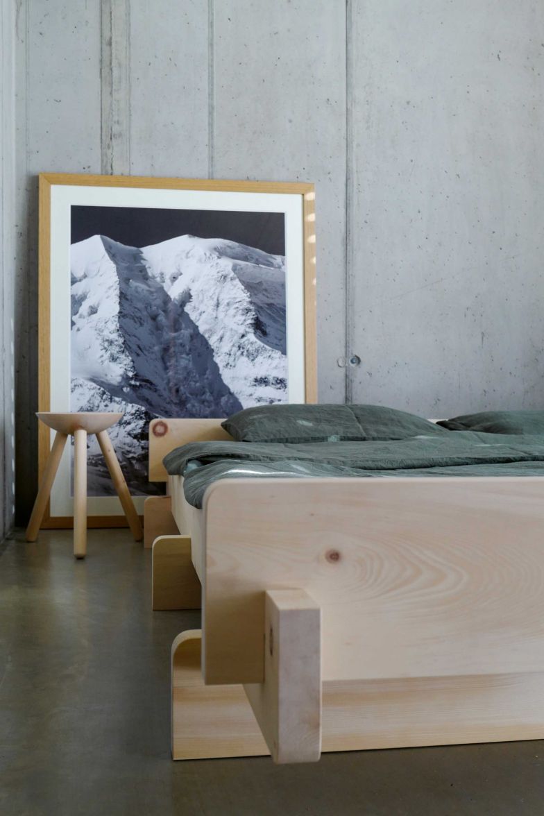 RAINA.CH «Wolke 7» heisst dieses Bett: Es ist aus reinem Arvenholz gefertigt, was gemäss wissenschaftlichen Studien einen positiven Einfluss auf Herz-Kreislauf und Puls haben soll. Das im Stecksystem gebaute Bett ist absolut metallfrei und wird in einer traditionellen Arvenmöbelschreinerei im Val Müstair gefertigt. Hinter dem Label «Raïna» stehen Manuela und Ralph Steiner.