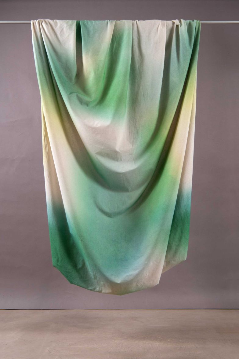 KOLLEKTIVVIER.CH  Bunte Kissen- und Duvetbezüge gibt es viele. Doch bei den Fixleintüchern ist meistens uni angesagt. Die drei Frauen des Schweizer Designstudios bringen nun Abwechslung auf die Spannlaken! Ihre Fixleintücher zieren bunte Farben, Blumen und Muster, die richtig gute Laune machen. Im Bild Modell «Albo». 