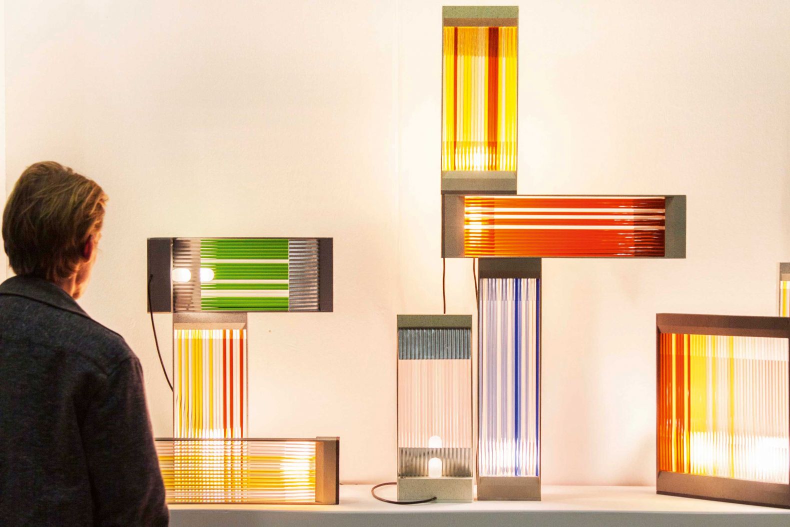 REFRAME.CLOUD Ein Fensterrahmen sowie ein Vorhang waren die Inspiration für die Leuchtenserie «Re:frame», welche das Verhältnis von Innen und Aussen sowie die Dynamik des Lichteinfalls überdenkt. Dabei stehen die vordefinierten, farbigen Glasstäbe für den Vorhang, der die Lichtwirkung gestaltet. Die Serie wurde für den Schweizer Designpreis 2022 nominiert. Design: Martin Schenk, Alexandre Willaume.