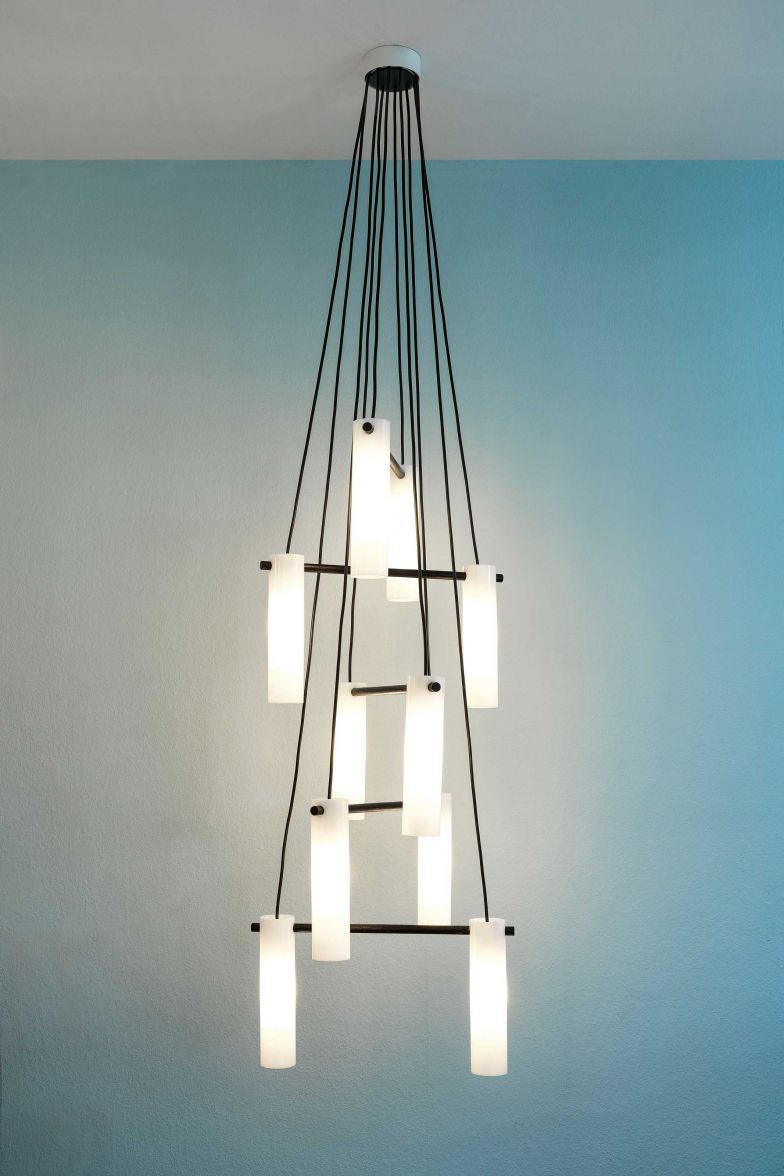 LICHTPROJEKTE.CH  Der Name ist Programm: «Mo-bi-le» ist eine Leuchte, bei der die LED-Elemente einzeln oder als Lichtmobile kombiniert werden können. Dabei besteht ein einzelnes Element aus zwei Leuchtkörpern, die über ein Holzjoch verbunden sind. Design: Christian Deuber. Foto: Alex Gertschen.