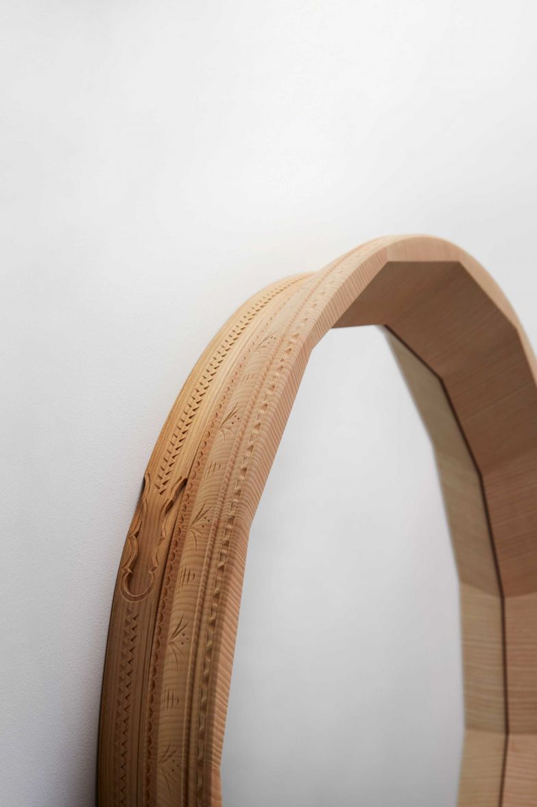 STUDIOSEITZ.COM Es fliesst viel Tradition und Handwerk in den Entwurf des Spiegels «Heritage Wall Mirror»: Seine Form ist angelehnt an jene eines klassischen Melkeimers. Dabei wird der äussere Ring von einer ursprünglichen Schnitzerei im Appenzell mit schönsten Verzierungen versehen. Der innere Rahmen ist facettiert gefertigt – aus massiver europäischer Esche. Der Spiegel wurde mit mehreren Preisen ausgezeichnet.