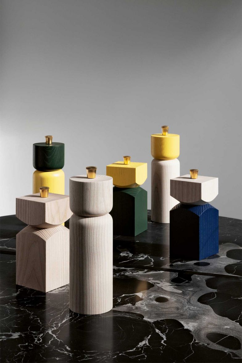 SEBASTIAN.MARBACHER.COM  Im Ensemble sehen sie fast ein bisschen wie Schachfiguren aus, die schönen Salz- und Pfeffermühlen, welche der Designer in Kollaboration mit Monocle entwickelt hat. Sie sind von A-Z in der Schweiz hergestellt, aus zertifizierter heimischer Esche. 