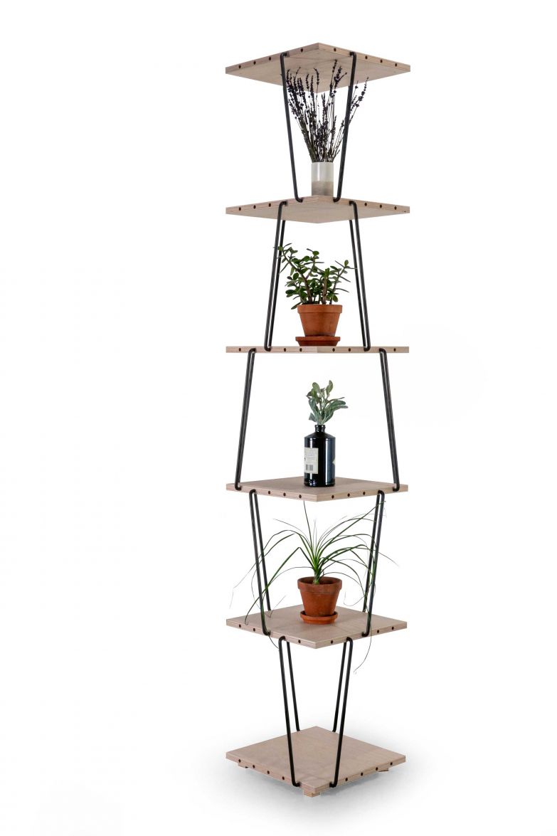 Philipp Rast ist selbständig und der Erfinder von «Formich». Getrieben vom Nachhaltigkeitsgedanken entwickelte er ein Möbelsystem, das sich optisch und funktional an schnell wechselnde Lebenssituationen anpassen und dadurch zu einem langjährigen Begleiter werden kann. Das System besteht aus Holzplatten und verschiedenen Metallverbindungen, die einfach zu Sideboard, Regal oder Hocker zusammengesteckt werden. FORMICH.CH