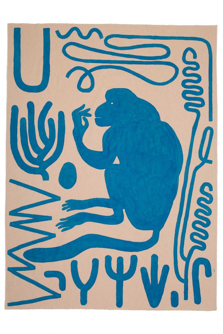 Es mutet fast schon archaisch an, wenn Sara Zeiter unter vollem Körpereinsatz ihre Tücher bedruckt und bemalt. Intuitiv überträgt sie die unterschiedlichen Motive mit einfachsten Hilfsmitteln wie einem Schwamm direkt am Boden auf das feine Gewebe. Für die aktuelle Serie «#3» griff die Künstlerin Zeichen der alten Schriftfamilie «Linear-A» auf und kombinierte sie mit freien Motiven zu farbenfrohen und ausdrucksstarken Arrangements. Diese zieren insgesamt zwölf handbemalte Tücher, analog dazu eine Serie von Postkarten. Foto: Urs Althaus. SARAZEITER.CH