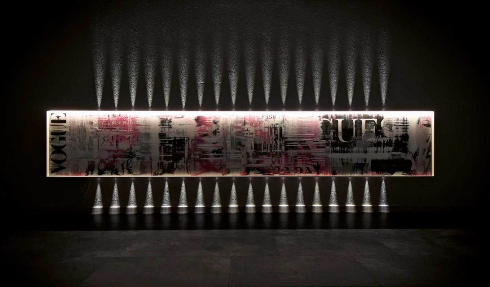 Sein Herz schlägt für Möbeldesign und abstrakte Kunst. Beides kombiniert, entstehen Möbel, die eine Geschichte erzählen. In den letzten Jahren haben schon einige faszinierende Objekte das Badener Atelier von Fabian Bolliger verlassen, eines davon ist das Sideboard «Needs! Needs?». Es thematisiert die Frage, ob wir Dinge brauchen, oder nur glauben, sie zu brauchen. FABIAN BOLLIGER.COM